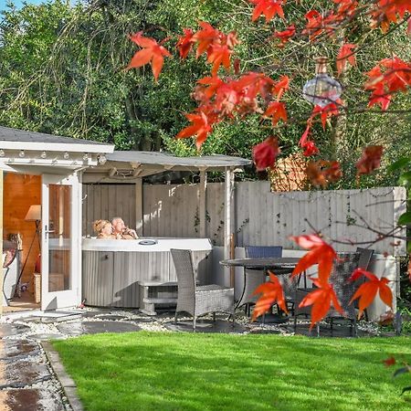 A Superb Bijou Retreat With Jacuzzi Near An Excellent Village Pub Yelverton Exterior photo