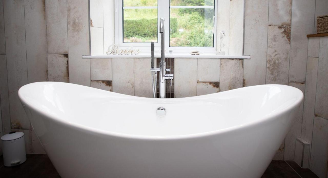 A Superb Bijou Retreat With Jacuzzi Near An Excellent Village Pub Yelverton Exterior photo